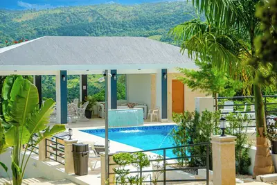 Image de This villa is unmatched! Showcased on four acres of beauty and tranquility!
