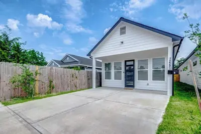 Image de Casa de Nopales! Modern Mexican House with King Size Bed—10 mins from downtown!