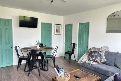 Image de Our cosy chalet is just a 5-minute stroll from the golden sands of Camber Beach.