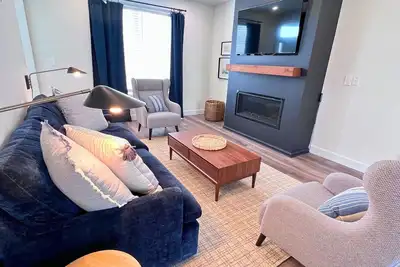 Image de Cozy Modern Retreat Home 30sec Walk to the Beach w/ Hot Tub