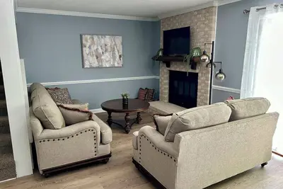 Image de Totally Renovated Greenville Townhome - Pirate Fans & Monthly Renters Welcome!