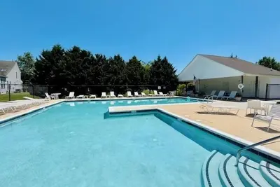Image de Townhome with a community pool and sleeps up to 8 people!