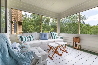 Image de Summer Lake Views! King Bed, Screened Porch, Pool Access - Amazing Reviews!
