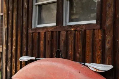 Image de Rustic cabin w\/ 29 acres. Enjoy a hot tub, wood stove, nature trails and more.