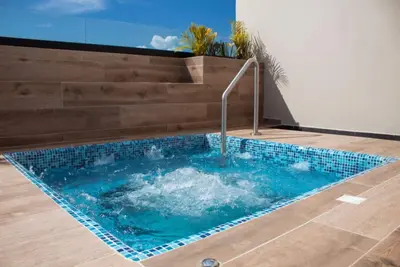 Image de Roberto Downtown Luxury Condo walking to the beach