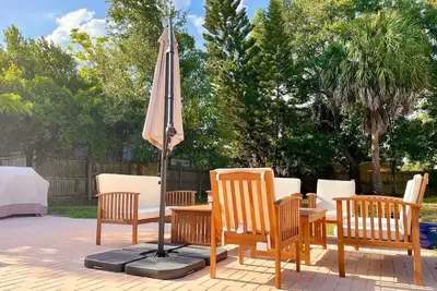 Image de Comfy beds, newly remodeled with private backyard near MacDill Air Force Base! \n\n