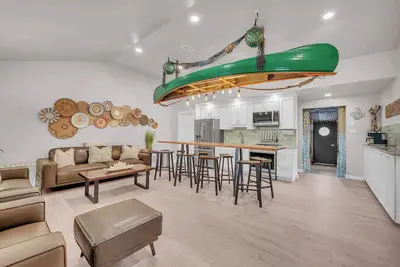 Image de Riverfront Retreat with TiKi BaR! Close to Baylor and Magnolia