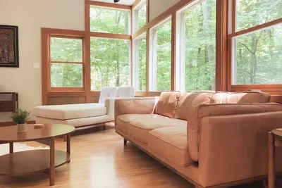Image de Woodsy oasis~5 min beach~family friendly~architect design~sauna~3600 sq ft