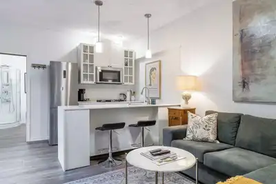 Guest House 12 min to skiing, Free parking, Downtown Collingwood