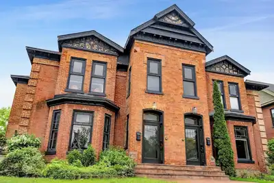 Image de Large Heritage Duplex, 12 min to Blue mountain Village, Downtown Collingwood