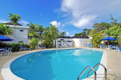 Modern Apartment near Rockley Beach with Golf, Tennis, Pools & Onsite Restaurant