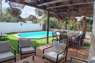 Image de Villa pour 10 pers à 150 m de la mer avec piscine et jardin