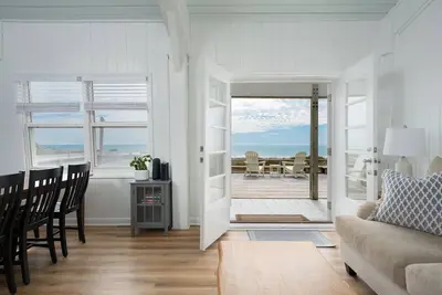 Image de Beachfront Surf Cottage w/ Large Oceanfront Deck