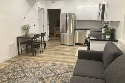 Image de New, Beautiful, and Clean! One bedroom, one bath with 500 square feet of space!