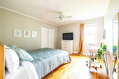Image de In-home fitness; Desk + Tv in each bedroom