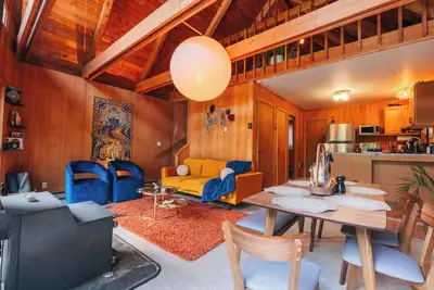 Image de River Retreat: Hot Tub, 3 Stories, River Access!