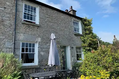 Image de Cosy Lakeland Cottage with jacuzzi bath, log fires and a 4 poster bed.