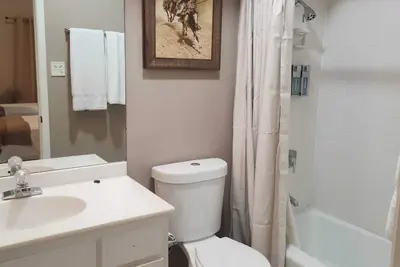 Image de Feel the \"Homey\" vibe in the stylish space in the heart of Kerrville.