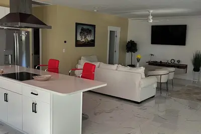 Image de Nueva y Elegante Casa a 1 Milla del Dowtown y 6 Millas de las Playas Obx