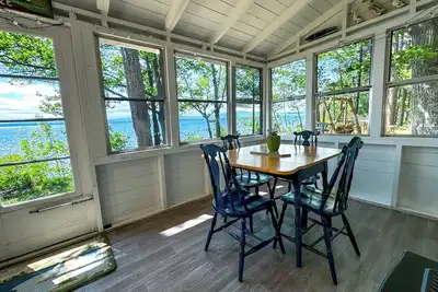 Image de Sunbeam Cottage - charming 2-bed lakefront house minutes from Big Bay