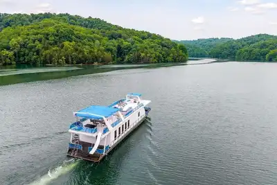 Image de Houseboat 84' - Largest Houseboat, 6 bedrooms, waterslide, fireplace on rooftop lounge area