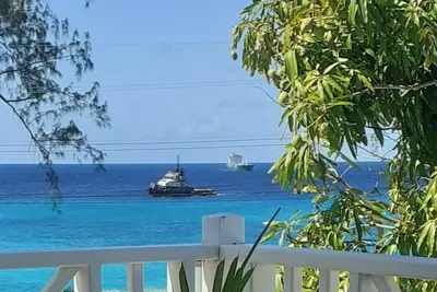 Image de Crystal Blue Waters within walking distance of Miami beach and Oistins.