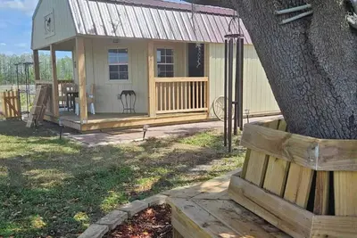 Image de Experience the simple life in our charming Mini Farm/Cottage house for rent. \n