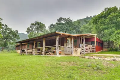 Image de Rural & Horse-Friendly Cabin ~ 24 Mi to Bandera!