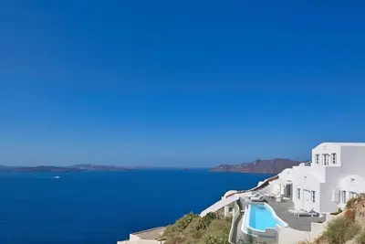 Image de Dazzling Santorini Villa | 3 Bedrooms | Villa Il Vento | Heated infinity pool | Great Location with Stunning Sea Views | Modern design | Oia