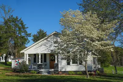 Image de Charming 3 bedroom farmhouse retreat. Peaceful, scenic, and full of adventure.