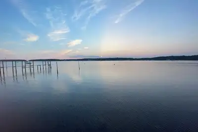 Image de Waterfront on Waquoit Bay. 2. 5 acre private. Sunsets, swim, kayaks, fish.