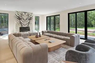 Image de 13000+ Sq Ft Modern Masterpiece Home in the Hamptons