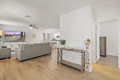 Image de l New l Fully Remodeled 3Br/2bth l 1 min to Veterans Memorial Park l Central Loc