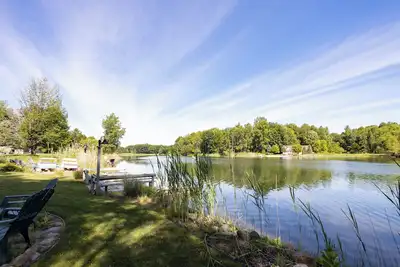 Image de Cozy loft retreat with lake views and amenities.