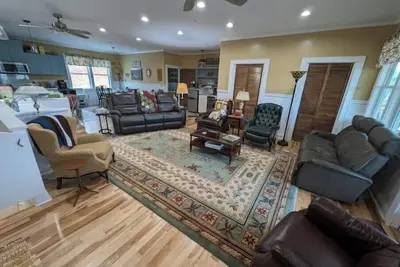 Image de 4 Br, 4. 5 baths, new construction on the New River in Grayson county Va