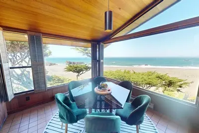 Image de The Cliff House: Panoramic Oceanfront Views by Famed Architect Carson Bowler.