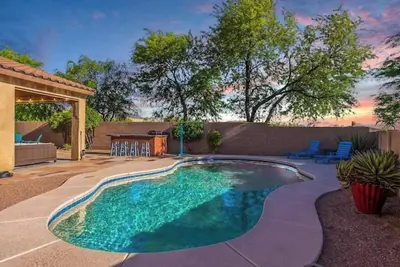 Image de Elegant desert getaway. 4 bedroom 2. 5 bath. Sleeps 8. Heated pool. Outdoor Bbq.