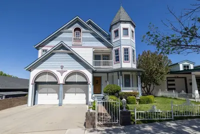 Image de Victorian Manor *Hot Tub *Game Room *Spacious
