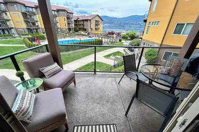 Image de **Lakefront + Pool View** 3br/2bath Spacious + Beautiful Condo