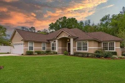 Image de Four-bedroom mini estate, minutes from downtown Jax with a sunroom and backyard