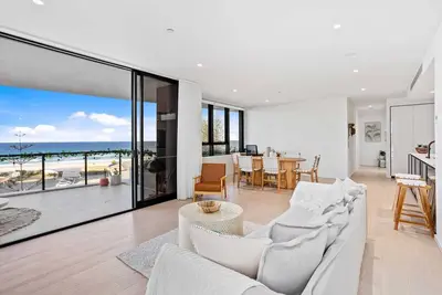 Image de A magnificent 3 bedroom beachside apartment offering breathtaking ocean views.