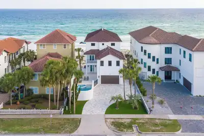 Image de Luxurious Beachfront Retreat: Pool, Spa, Chefs Kitchen