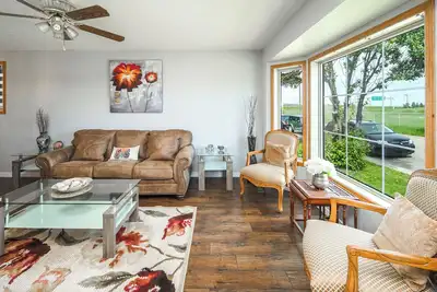 Image de Newly renovated! Perfect location! Bbq! King bed!