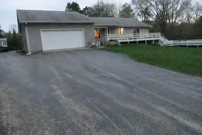 Image de Comfortable, quiet 3 bedroom suburban home 15 minutes to downtown Milwaukee.