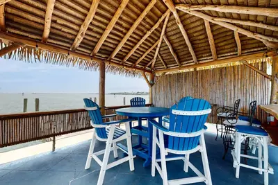 Image de Bayview condo with bayside deck, Wi-Fi, and outdoor pool