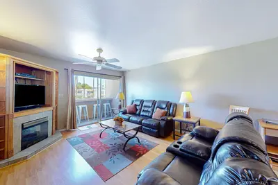 Image de Welcome to this luxurious condo in Scottsdale with mountain views