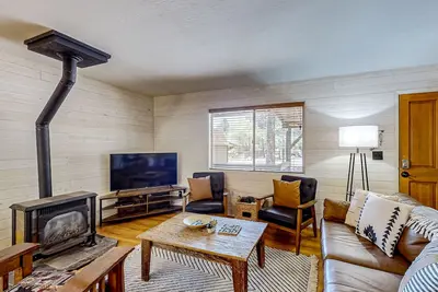 Image de Cozy cabin with private hot tub, wrap-around deck, games, & Bbq grill