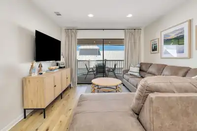 Image de Boardwalk access, a swimming pool, volleyball area, large grass lawn, outdoor grills