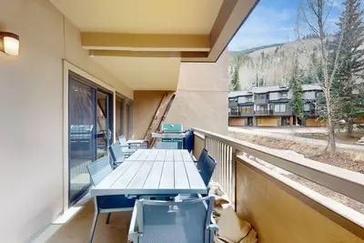 Image de Mountain view condo with large balcony, pool & hot tub - steps to ski shuttle