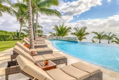Image de Oceanfront Haven with Private Balcony & Pool Access